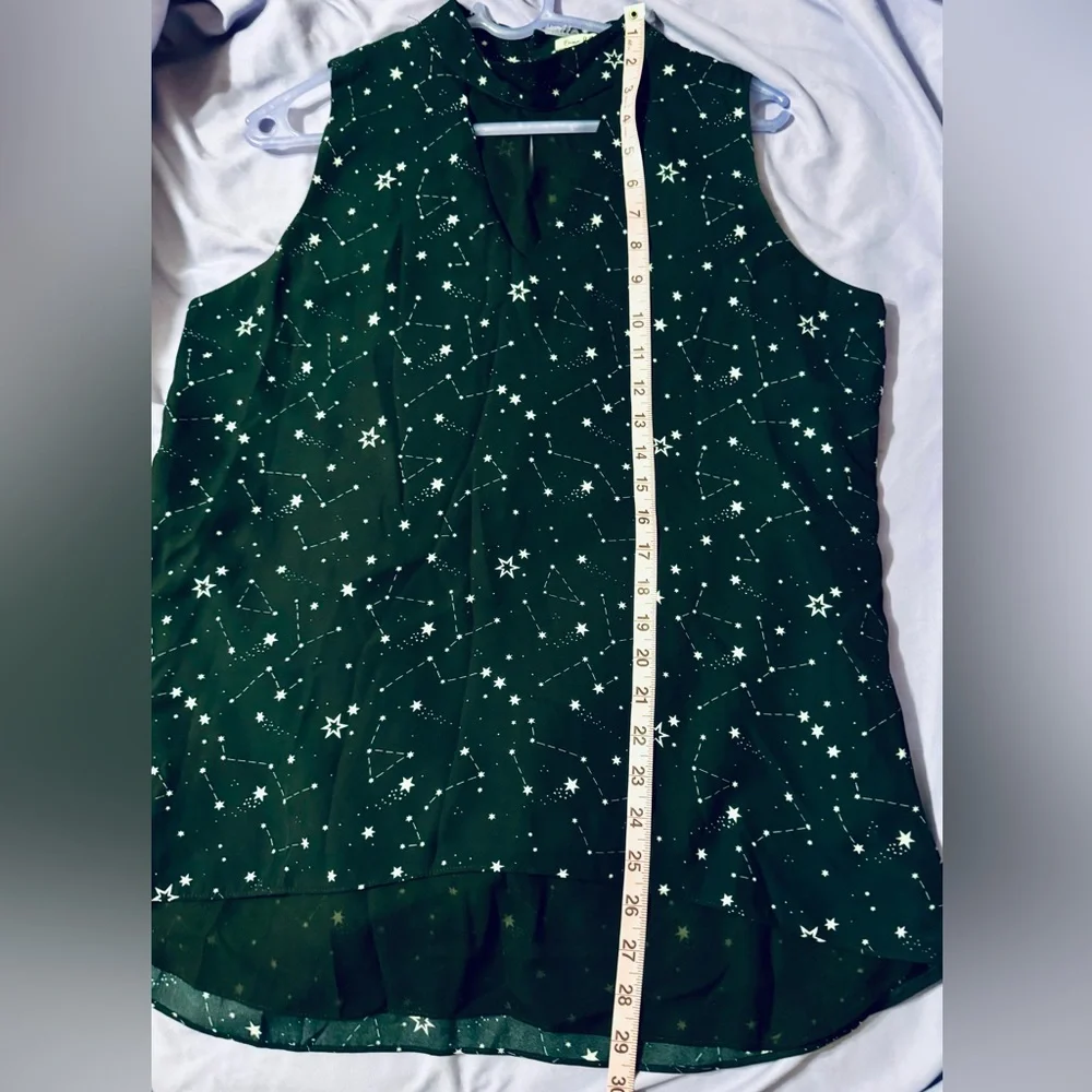 LAST CHANCE- Star blouse with triangle cutout over throat area. - Picture 5 of 6